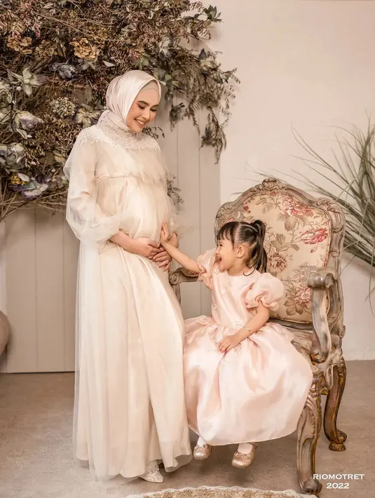 <p>Kartika Putri Maternity Shoot (Instagram/Riomotret)</p>