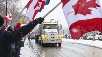 Orang-orang berkumpul untuk memprotes mandat COVID-19 dan mendukung protes terhadap pembatasan COVID-19 yang berlangsung di Ottawa, di Edmonton, Alberta, Sabtu, 5 Februari 2022. (Jason Franson/The Canadian Press via AP)