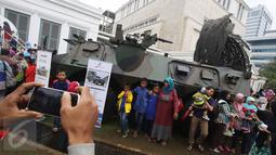 Warga berfoto disamping Panser Anoa dalam Habibie Festival di Museum Nasional, Jakarta, Minggu (14/8).Dalam Habibie Festival kali ini warga dapat melihat langsung Pesawat N250 dan Panser Anoa buatan anak bangsa tersebut. (Liputan6.com/Immanuel Antonius)