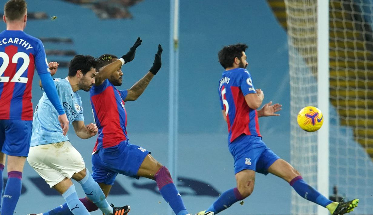 Gelandang Manchester City, Ilkay Gundogan (kedua dari kiri) mencetak gol kedua timnya ke gawang Crystal Palace dalam laga lanjutan Liga Inggris 2020/21 di Etihad Stadium, Minggu (17/1/2021). Manchester City menang 4-0 atas Crystal Palace. (AFP/Dave Thompson/Pool)