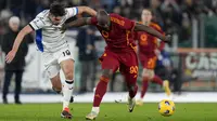 Penyerang AS Roma, Romelu Lukaku berebut bola dengan bek Atalanta Berat Djimsiti dalam laga Serie A 2023/2024 giornata 19 di Olimpico, Senin (8/1/2024) dini hari WIB. (AP Photo/Andrew Medichini)