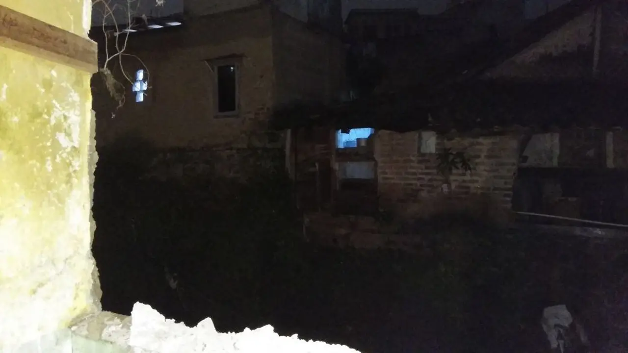 Salah satu rumah Gang Suka Asih RT 02/07, Kelurahan Cibadak, Kecamatan Astana Anyar terendam dan membuat panik empat anggota keluarga. (Dok. Diskar PB Kota Bandung)