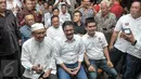 Cawagub DKI, Djarot Saiful Hidayat berpose bersama relawan saat Deklarasi Relawan Dulure Djarot di Jakarta, Rabu (5/10). Relawan Dulure Djarot berasal dari berbagai macam latar belakang profesi. (Liputan6.com/Yoppy Renato)