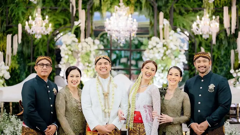 6  Potret Mieke Amalia dan Anggi Kadiman Mantan Istri Tora Sudiro di Akad Nikah Nabila Sudiro, Kompak Kenakan Kebaya Hijau