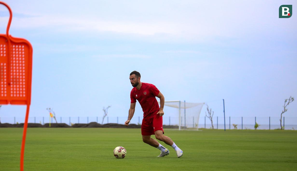 Pemain Timnas Indonesia, Jordi Amat berlatih saat sesi latihan terbuka yang berlangsung di Training Ground Bali United, kawasan Pantai Purnama, Gianyar pada Jumat (16/12/2022). Ini adalah sesi latihan terbuka terakhir yang bisa diliput oleh awak media sebelum bertolak ke Jakarta pada Minggu nanti. (Bola.com/Maheswara Putra)