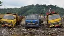 Sejumlah truk dibiarkan teronggok di TPA Jatibarang, Semarang, Rabu (10/2/2016). Dinas Kebersihan dan Pertamanan Kota Semarang menjadikan sampah di TPA Jatibarang menjadi gas metane. (Foto: Gholib)