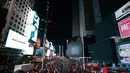 Layar Times Square berwarna hitam selama pemadaman listrik di New York, AS, Sabtu (13/7/2019). Pemadaman listrik membuat stasiun kereta bawah tanah mendadak gelap dan papan iklan Times Square tiba-tiba padam. (AP Photo/Michael Owens)
