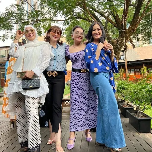 8 Potret Persahabatan Mayangsari dan Iis Dahlia yang Selalu Akrab