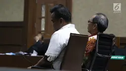 Terdakwa kasus korupsi E-KTP Made Oka Masagung (kanan) dan Irvanto Hendra Pambudi menjalani sidang pembacaan putusan di Pengadilan Tipikor, Jakarta, Rabu (5/12). Irvanto dan Made Oka divonis dengan hukuman 10 tahun penjara. (Liputan6.com/Herman Zakharia)