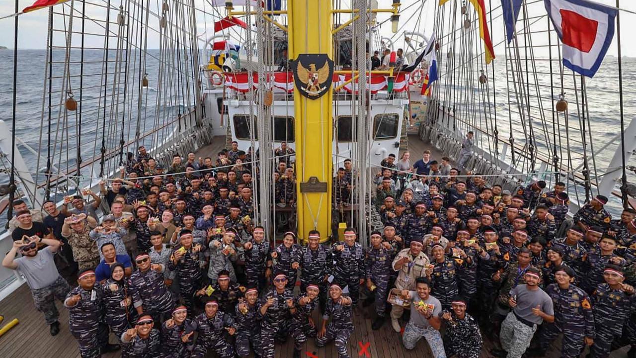 FOTO: Serunya Taruna AAL Rayakan 17 Agustusan di Tengah Laut