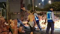Detik-detik Truk Tepung Terguling di Tol, Berawal Gagal Nanjak