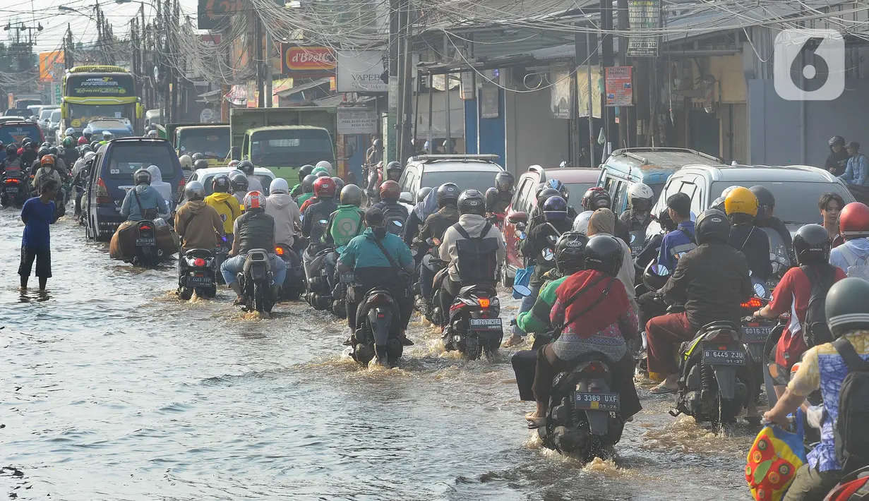 Ketinggiannya banjir hingga sebetis orang dewasa. (merdeka.com/Arie Basuki)
