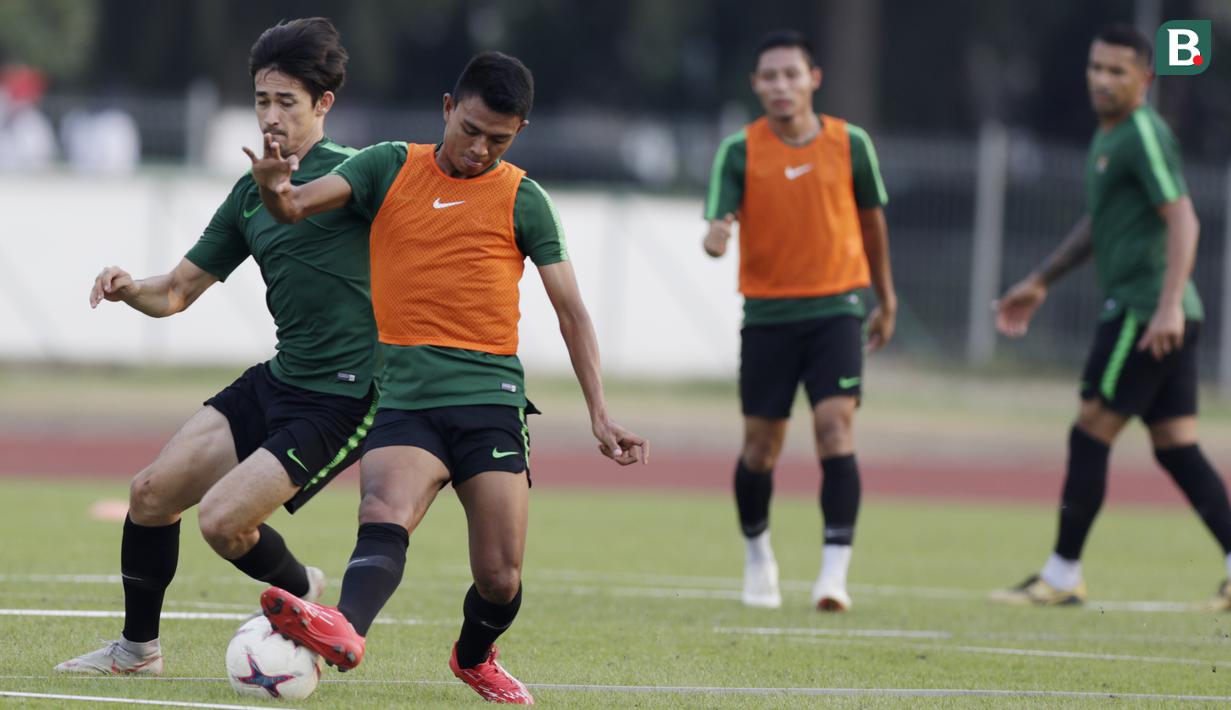 Pemain Timnas Indonesia, Gavin Kwan, berebut bola dengan Dedik Setiawan, saat latihan di Universitas Kasetsart, Bangkok, Kamis (15/11). Latihan ini persiapan jelang laga Piala AFF 2018 melawan Thailand. (Bola.com/M. Iqbal Ichsan)