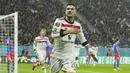 Pemain Manchester United, Diogo Dalot merayakan golnya ke gawang FCBS dalam laga lanjutan Liga Europa 2024/2025 di National Arena Stadium, Bucharest, Romania, Jumat (31/01/2025). (AP Photo/Andreea Alexandru)