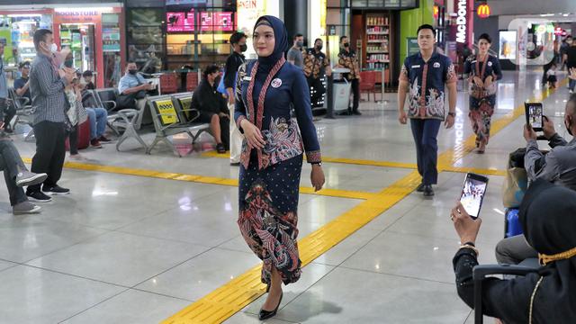 Seragam Baru Petugas Front Liner PT KAI Sambut Perayaan Nataru