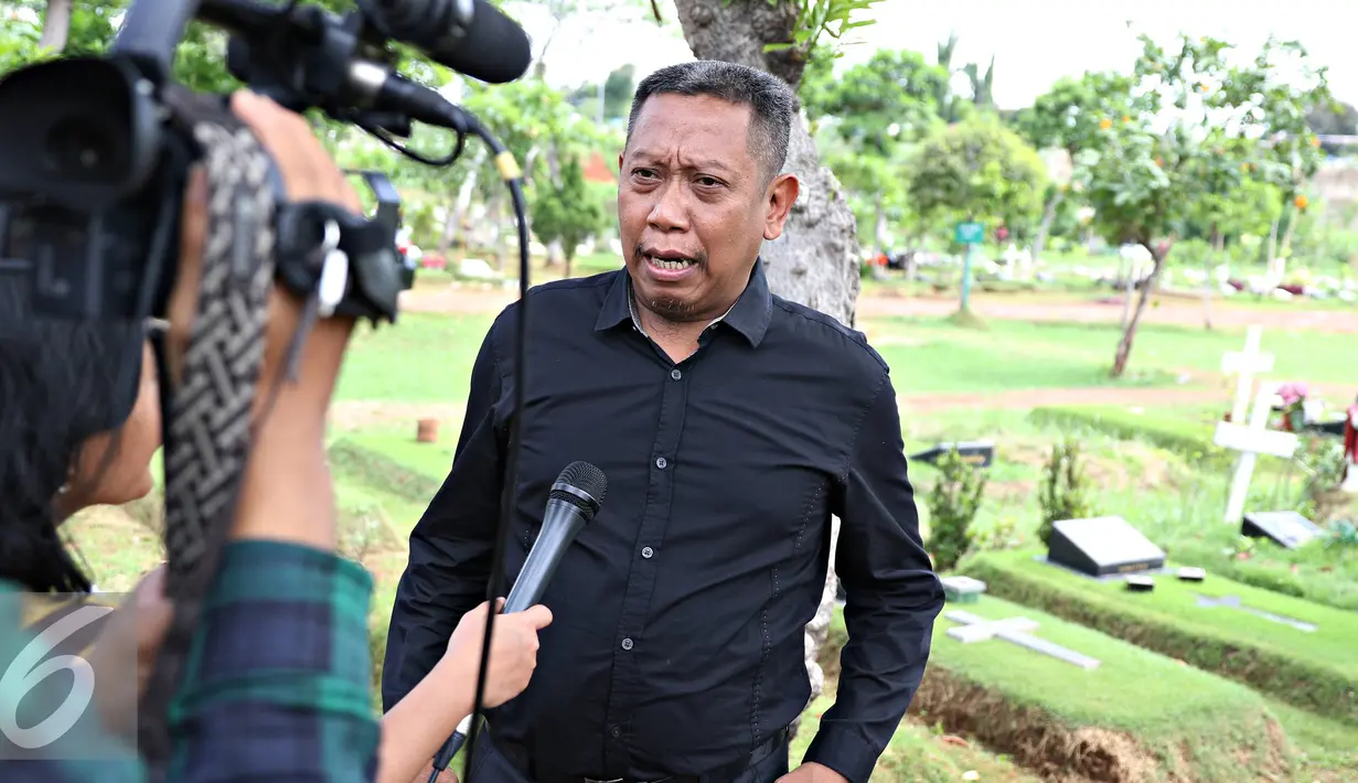 Presenter Tukul Arwana saat menghadiri prosesi pemakaman anak pertama Farhan, Muhammad Ridzky Khalid, di TPU Tanah Kusir, Jakarta, Senin (21/12). Sejumlah musisi, presenter tampak hadir dalam pemakaman tersebut. (Liputan6.com/Immanuel Antonius)