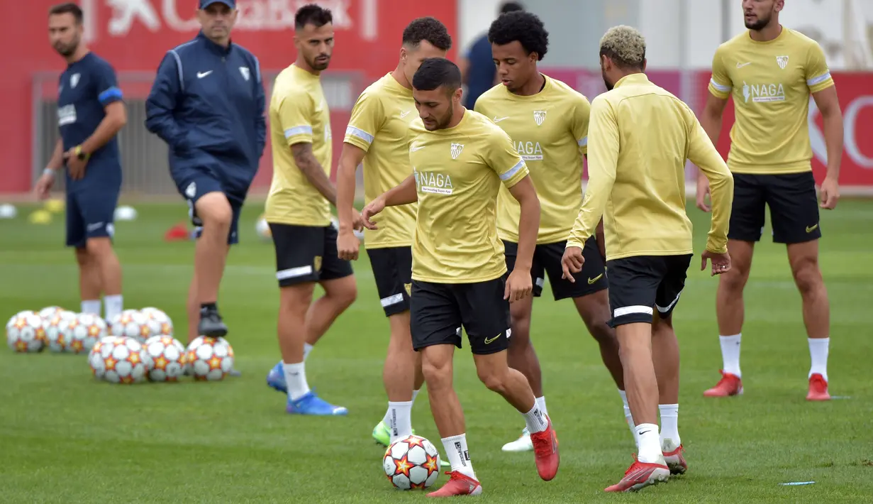 Para pemain Sevilla menghadiri sesi latihan di fasilitas olahraga Ciudad Deportiva Jose Ramon Cisneros Palacios di Seville, Senin (13/9/2021). Sevilla akan menjamu RB Salzburg dalam laga pembuka fase grup Liga Champions pada Selasa, 14 September 2021 malam WIB. (CRISTINA QUICLER/AFP)