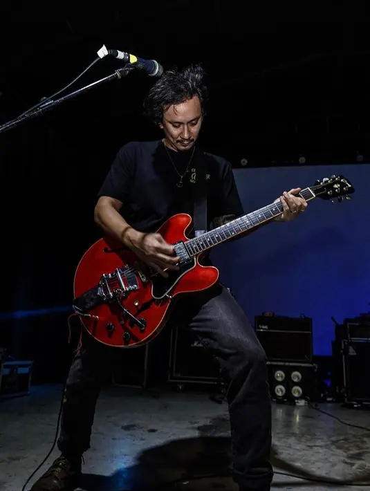 <p>Vincent Rompies sempat tergabung dalam grup band Club Eighties bersama Desta Cs. Namun kini dia naik panggung dengan rekan-rekan band lainnya. (Instagram/vincentrompies)</p>
