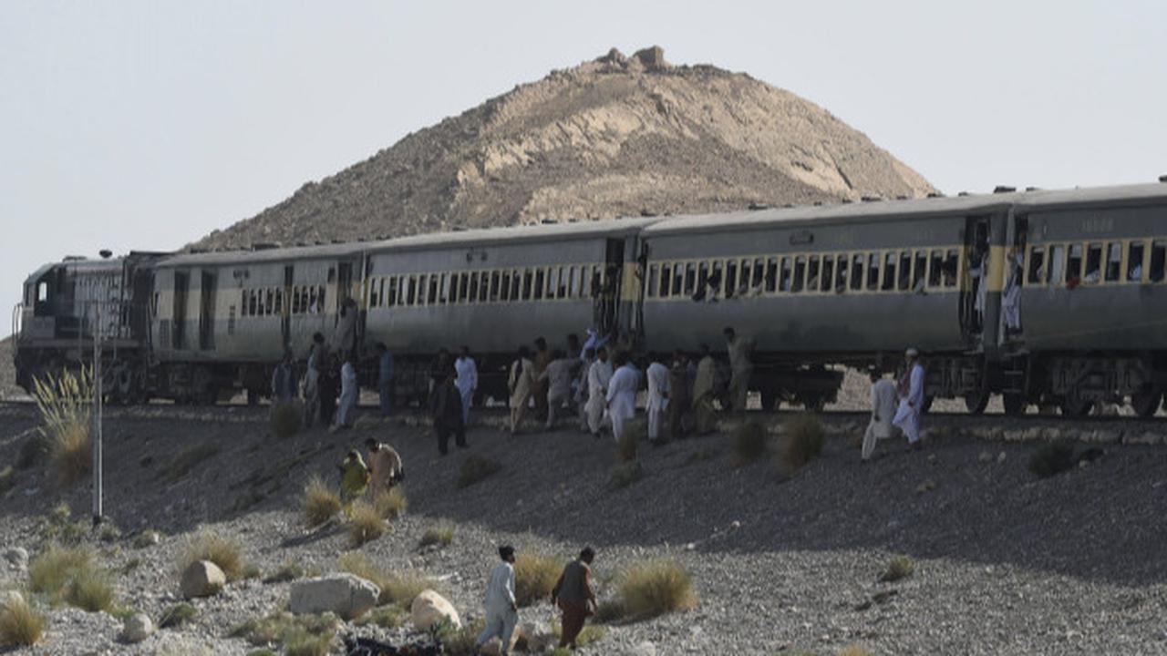 Teror 36 Jam, Kelompok Separatis Bajak Kereta dan Sandera Ratusan Penumpang di Pakistan
