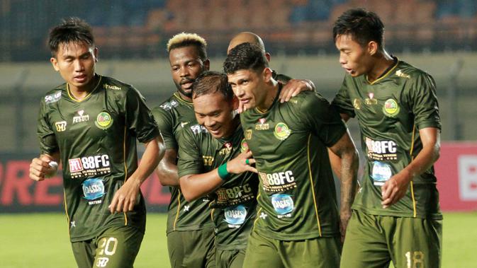 Para pemain Tira Persikabo merayakan gol yang dicetak oleh Ciro Henrique ke gawang Perseru Serui pada laga Piala Presiden 2019 di Stadion Si Jalak Harupat, Jawa Barat, Kamis (7/3).  (Bola.com/M Iqbal Ichsan)