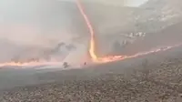 Penampakan fenomena dust devil atau tornado api dalam kebakaran Gunung Bromo. (Foto: Instagram Infobmkgjuanda)