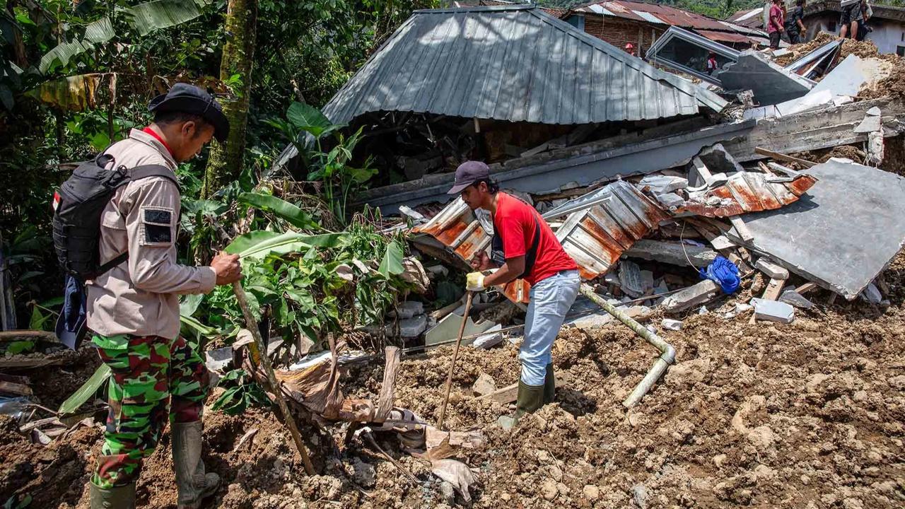 FOTO: Longsor Banjarnegara, Evakuasi Korban Terkendala Kondisi Tanah Masih Labil