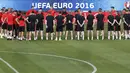 Para Pemain Polandia mendengarkan arahan pelatih sebelum berlatih di Olympic Marseille Training Ground, Marseille, Prancis, (29/6/2016).  (REUTERS/Michael Dalder)