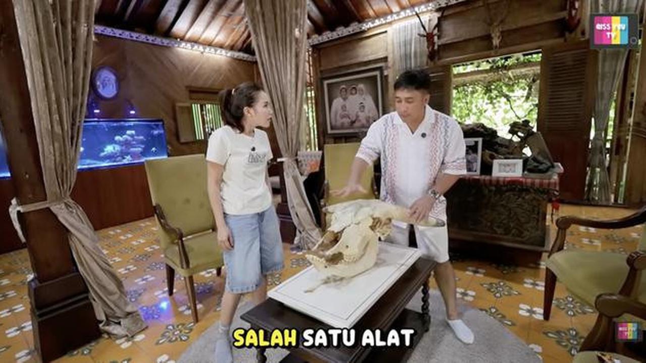 7 Potret Ruang Tamu Rumah Irfan Hakim, Gaya Joglo yang Homey