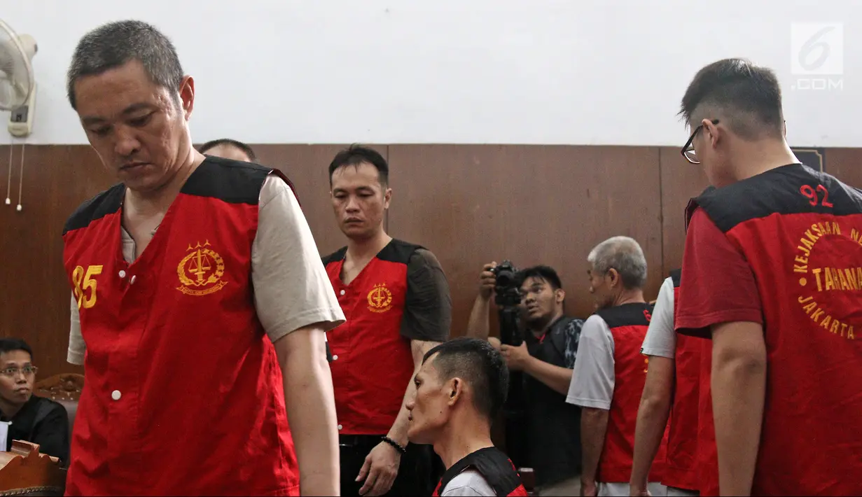 Delapan WN Taiwan terdakwa kasus penyelundupan sabu seberat satu ton mengikuti sidang lanjutan di PN Jakarta Selatan, Kamis (19/4). Sidang vonis ditunda karena hakim belum siap dengan putusannya. (Liputna6.com/Herman Zakharia)