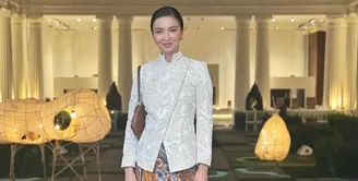 Raline Shah yang menunjukkan pesona semi maskulin mengenakan kebaya janggan nude dengan detail embroidery yang cantik dan mewah. [@ralineshah].