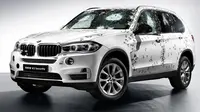 Untuk menghasilkan mobil yang tangguh, BMW menggunakan kaca yang telah dilapisi dengan polikarbonat. 