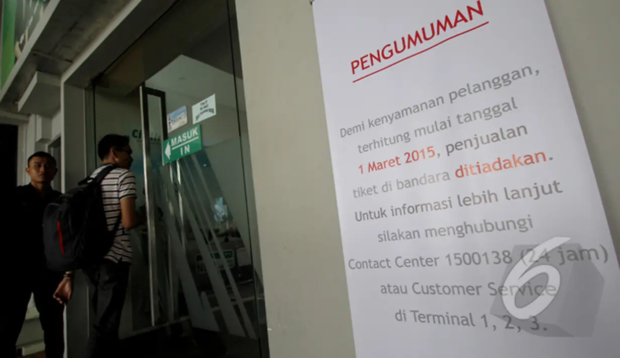 Sebuah standing banner yang berisi pengumuman dari Dirjen Perhubungan Udara terpampang di depan pintu masuk penjualan tiket di kawasan Bandara Soekarno-Hatta, Jakarta, Sabtu (28/2/2015). (Liputan6.com/Faisal R Syam)