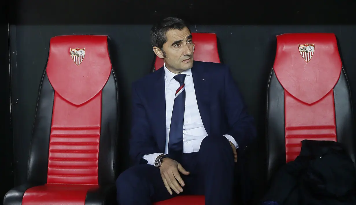 Pelatih Athletic Bilbao, Ernesto Valverde, saat laga lanjutan La Liga melawan Sevilla di Stadion Sanchez Pizjuan (02/03/2017). Ernesto Valverde dikabarkan menjadi suksesor Luis Enrique di Barcelona. (EPA/Jose Manuel Vidal)