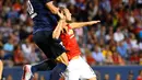 Penyerang PSG, Zlatan Ibrahimovic berebut bola udara dengan pemain MU Daley Blind di stadion soldier, Chicago, AS, Kamis (30/7/2015). Paris Saint – Germain menang dengan skor 2-0 atas Manchester United. (Reuters/Mike diNovo) 