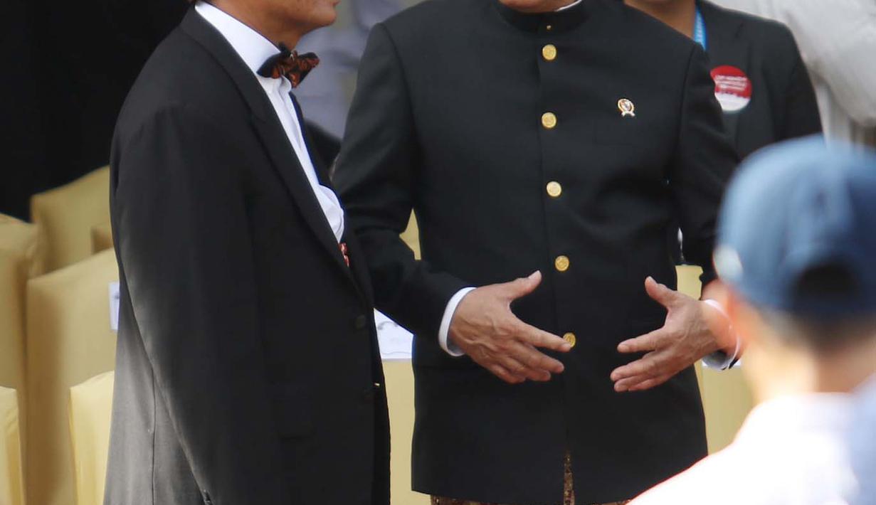 Menteri Pertahanan Ryamizard Ryacudu mengenakan pakaian adat saat upacara Hari Lahir Pancasila di gedung Pancasila, Jakarta, Kamis (1/6). Dalam upacara ini menteri dan pejabat mengenakan baju adat Nusantara. (Liputan6.com/Angga Yuniar)