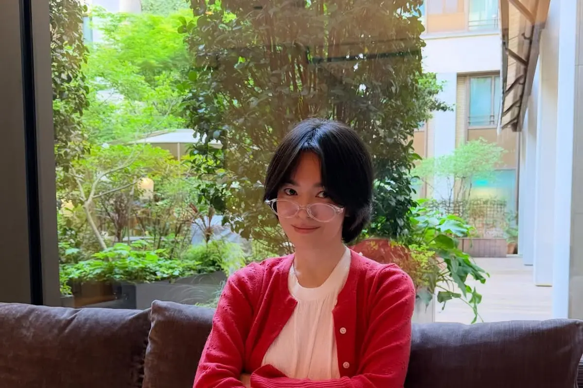 Song Hye Kyo Bak Gen Z, Tampil Manis dengan Tren Dress Over Jeans yang Lagi Hits