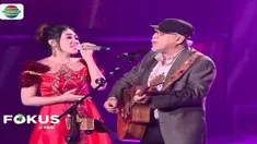 Via Vallen mengaku bangga kendati grogi saat berduet dengan sang legenda musik balada ini.
