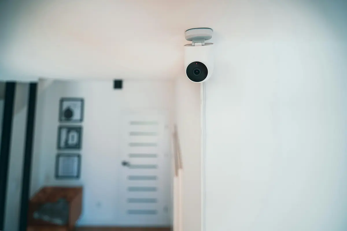 Perlukah Memasang CCTV untuk Memantau Anak di Rumah?
