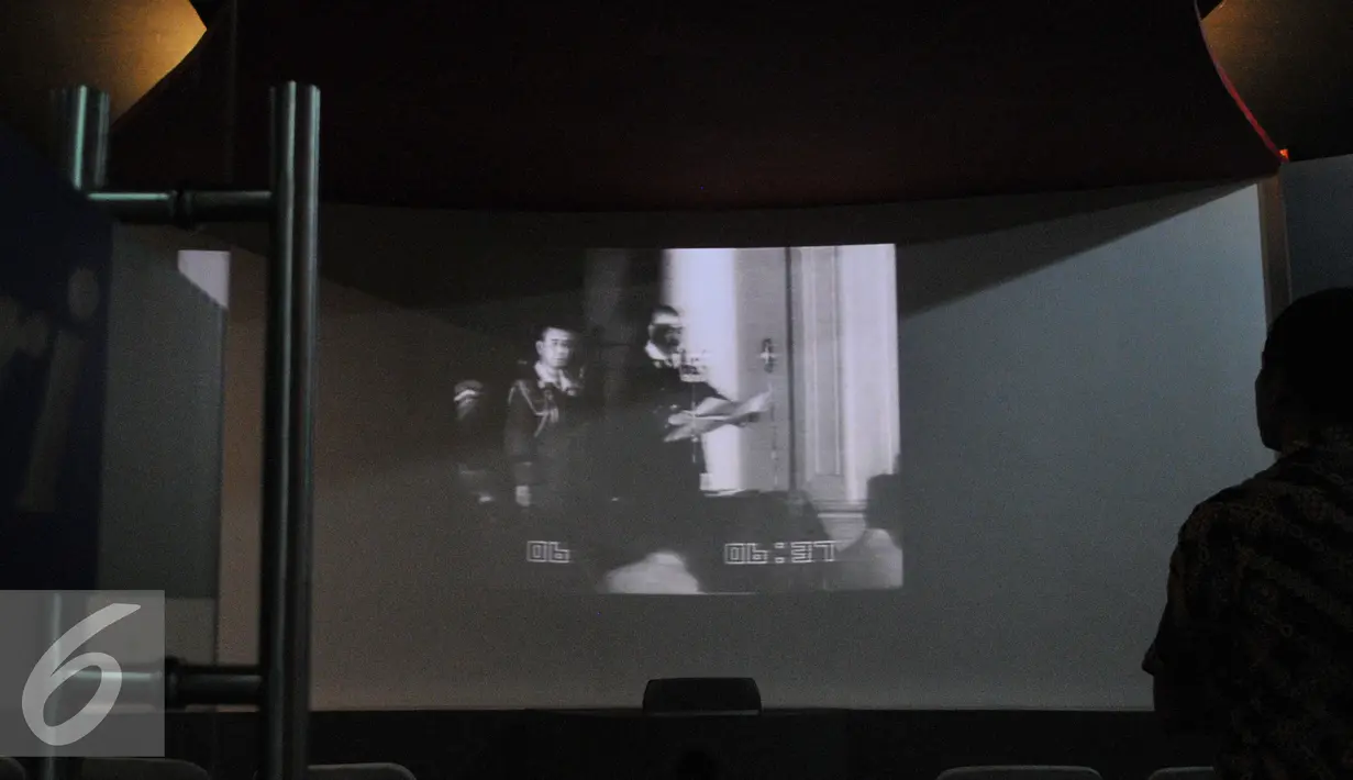 Seorang pengunjung sedang menonton cuplikan film tentang sejarah Indonesia  di Museum Arsip Nasional RI, Jakarta, Rabu (22/7/2015). Museum ini menyimpan ribuan arsip dari era tahun 1600 tentang sejarah negara Indonesia. (Liputan6.com/Herman Zakharia) 