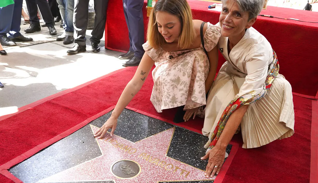 Mendiang Luciano Pavarotti dapat bintang Hollywood Walk of Fame. Sang anak, Cristina Pavarotti, datang bersama cucu penyanyi legendaris ini, Caterina Lo Sasso. (Foto: (AP Photo/Chris Pizzello)
