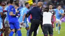 Sejumlah ofisial pertandingan dan pemain berusaha memisahkan pemain Manchester City, Kyle Walker dan pemain Fluminense, Felipe Melo setelah laga final Piala Dunia Antarklub 2023 di King Abdullah Sports City, Jeddah, Arab Saudi, Sabtu (23/12/2023) dini hari WIB. (AP Photo/Manu Fernandez)
