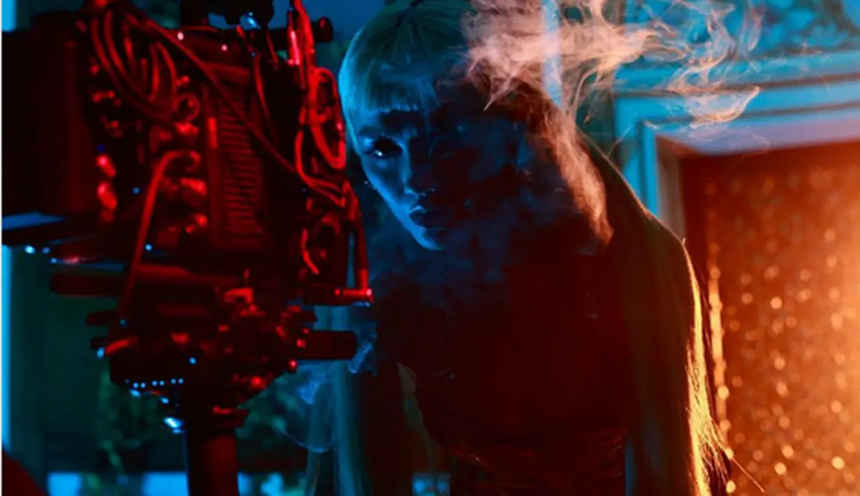 Dalam postingan perancang busana, Anne Avantie yang sering digunakan oleh Agnez MO, menuliskan bahwa hasil rancangannya tersebut akan digunakan Agnez untuk pembuatan video klip di Amerika Serikat. (Instagram/agnezmo)