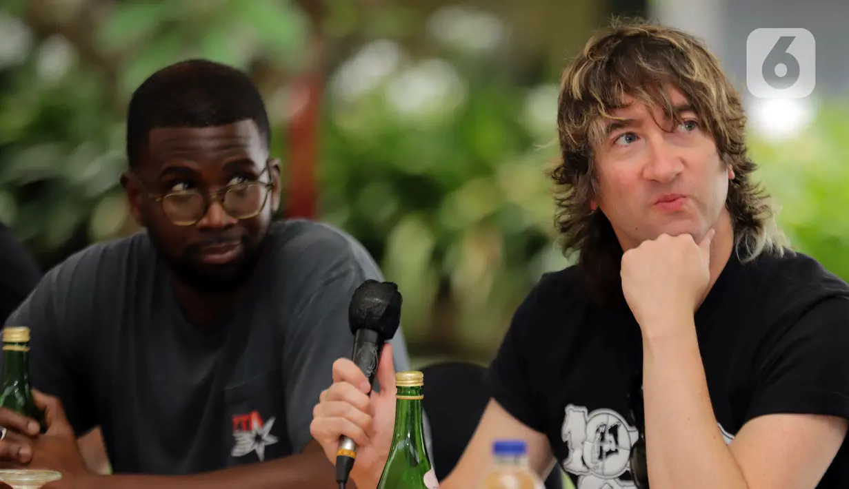 Personel band Plain White T's Tom Higgenson konferensi pers jelang perhelatan Festival Musik Soundrenaline 2022 di Ancol, Jakarta, Jumat (25/11/2022). Soundrenaline 2022 bakal dilangsungkan di Ecovention Ancol, Jakarta Utara, pada 26 dan 27 November. (Liputan6.com/Herman Zakharia)