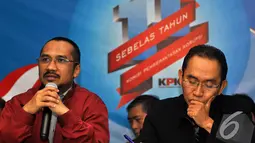Ketua KPK Abraham Samad (kiri) saat menggelar konferensi pers akhir tahun di Gedung KPK, Jakarta, Senin (29/12/2014). (Liputan6.com/Miftahul Hayat)