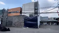 Kondisi rumah Anggota DPR RI Ahmad Sahroni di di Jalan Swasembada, Kebon Bawang, Tanjung Priok, Minggu (31/8/2025) siang. (Liputan6.com/Radityo)