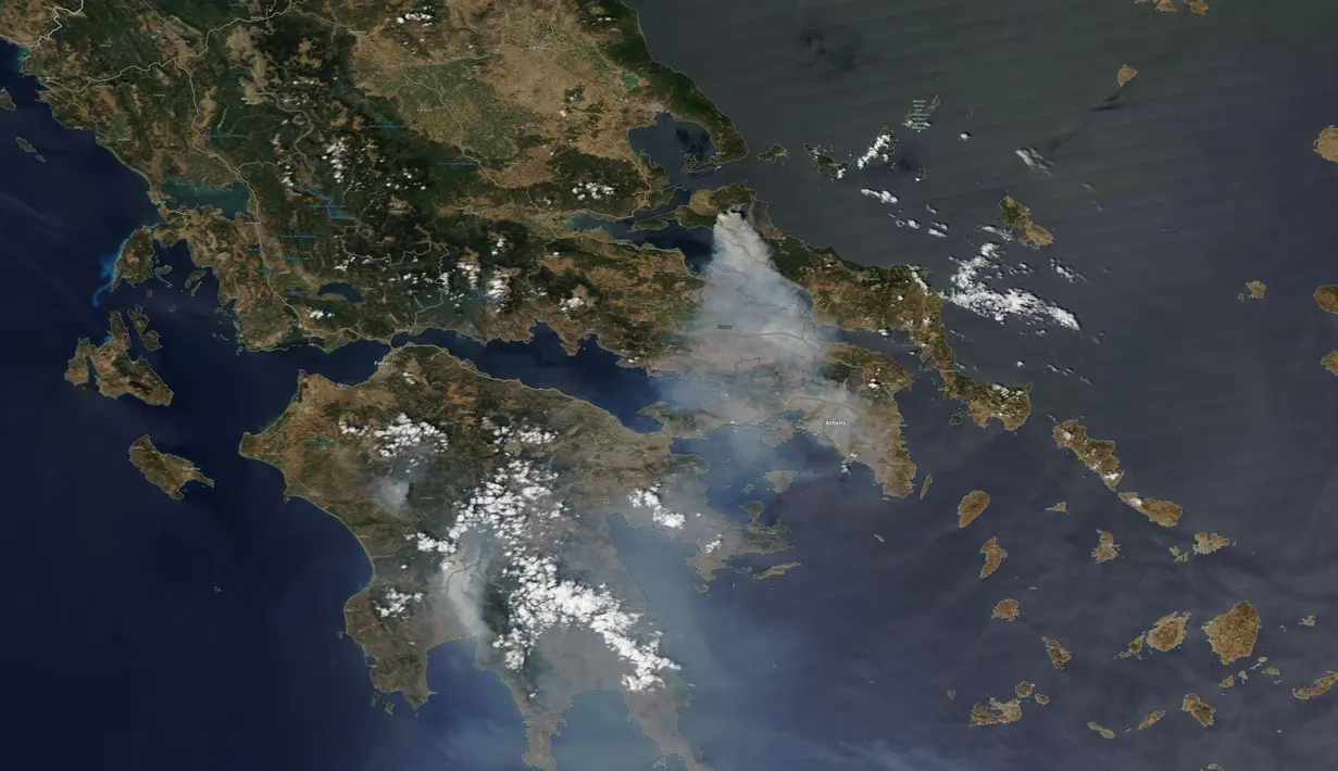 Gambar satelit yang dirilis oleh Maxar Technologies ini menunjukkan kebakaran hutan yang membakar utara Athena, Yunani di pulau Evia (8/8/2021).Kebakaran tersebut memicu lebih banyak peringatan evakuasi. (Satellite image ©2021 Maxar Technologies via AP)