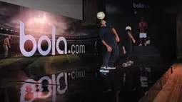 Atraksi juggling memeriahkan launching portal berita olahraga online Bola.com di Jakarta, Selasa (28/4/2015). Bola.com merupakan portal berita olahraga di bawah bendera KMK Online. (Liputan6.com/Helmi Fithriansyah)