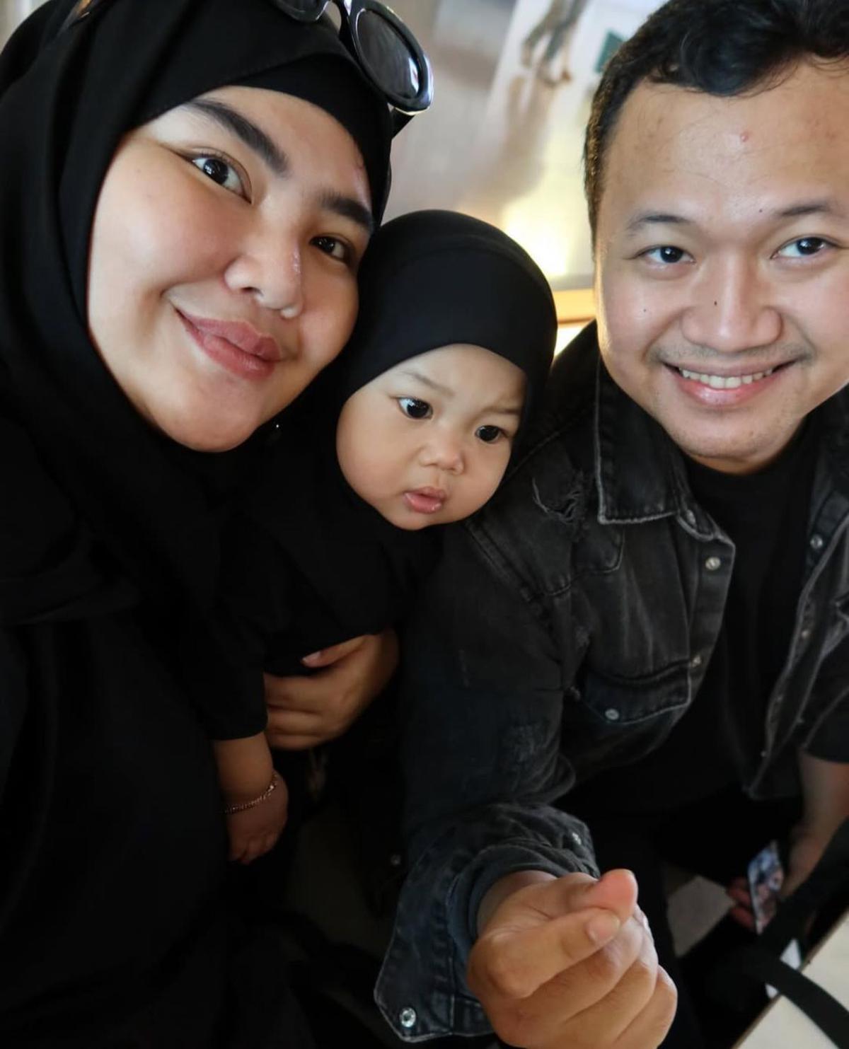 Mengawali Tahun dengan Umroh, Rosa Meldianti Keponakan Dewi Perssik Bagikan Potret Hangat Bersama Suami dan Anak