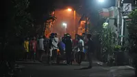 Sejumlah anak menggunakan alat musik dari tong sampah untuk membangunkan warga saat sahur di kawasan Mekarsari, Depok, Jawa Barat, Rabu (8/5/2019). Dengan alat seadanya, anak-anak penuh semangat berkeliling membangunkan warga sekitar untuk sahur. (Liputan6.com/Herman Zakharia)