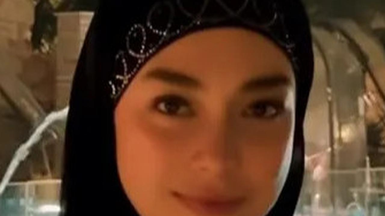 Tampilan Serba Hitam Celine Evangelista saat Umrah Setelah Mualaf, Kenakan Gamis hingga Hijab Meleyot